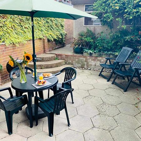 Spacious House, Free Parking & Patio Garden Фарнем Екстер'єр фото