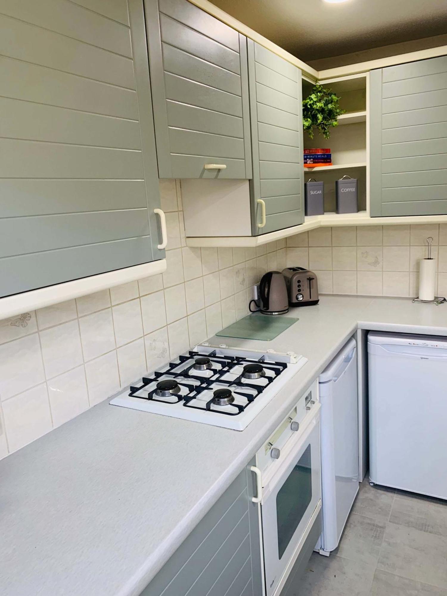 Spacious House, Free Parking & Patio Garden Фарнем Екстер'єр фото